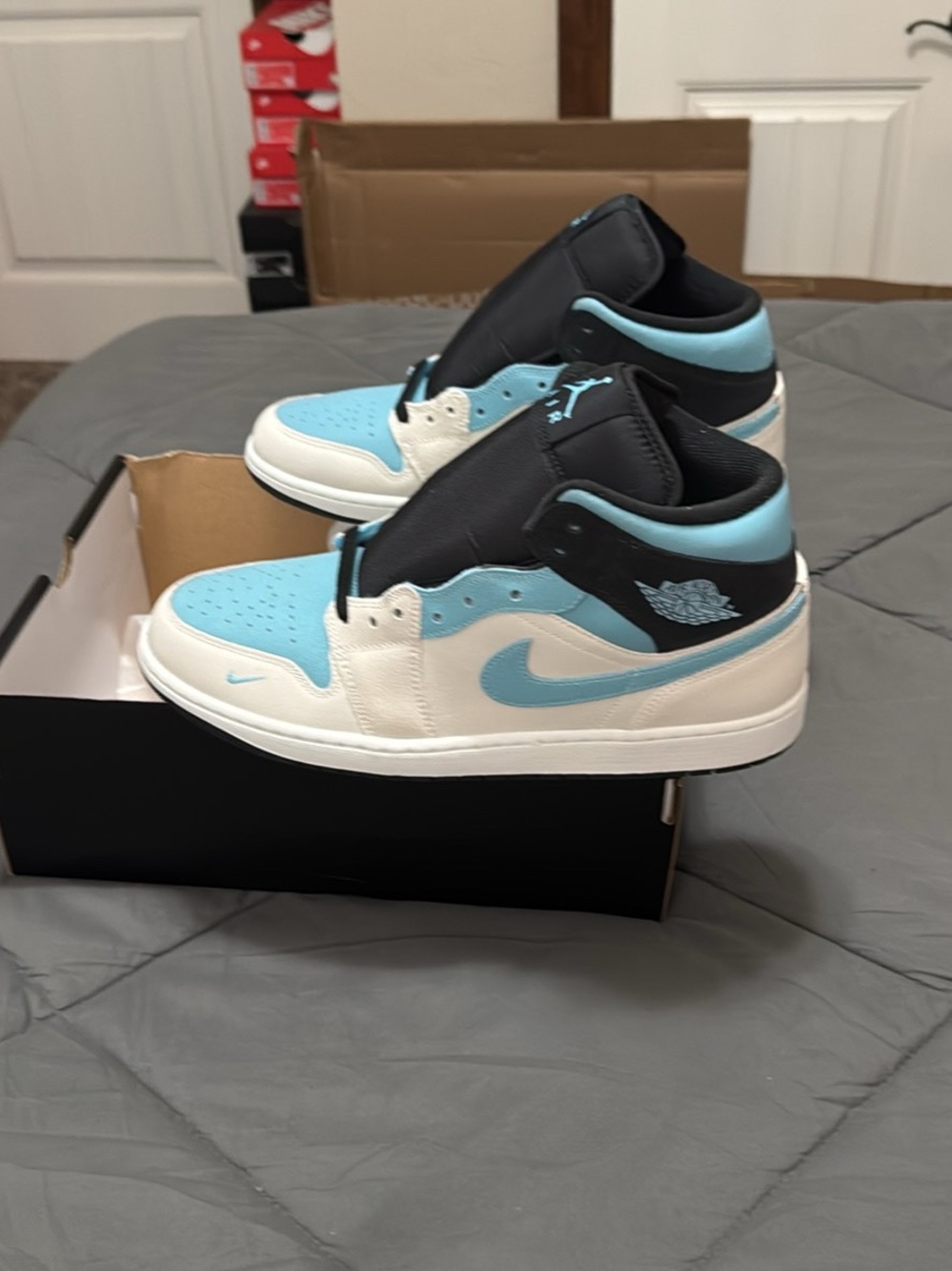 Air Jordan 1 Mid “ Blue Chill “High-Top Sneakers in Light Blue, Black and White - Picture 3 of 6